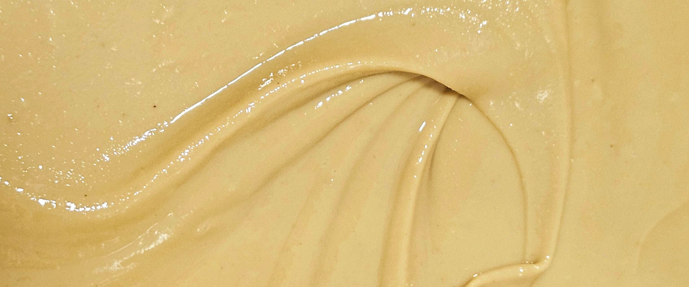 crema de marañón suave, que se ve provocativa y natural sobre la superficie.